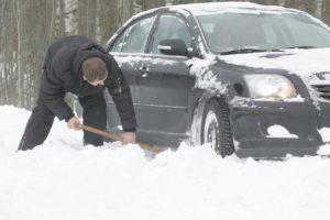 Помощь вытащить машину из снега