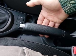 Что делать, если примерзли колодки ручного тормоза - АвтоВзгляд